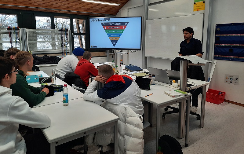 SchülerInnen in Klasse bei einem Vortrag