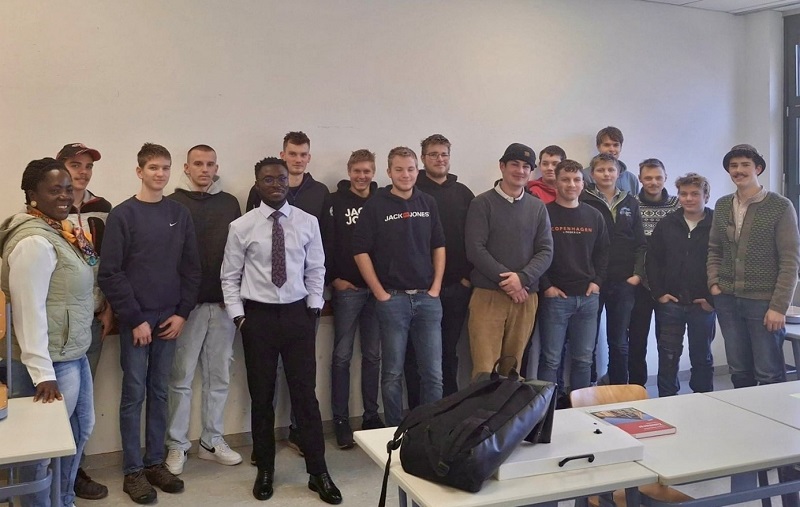 Gruppenbild mit Jugendlichen und Referierenden