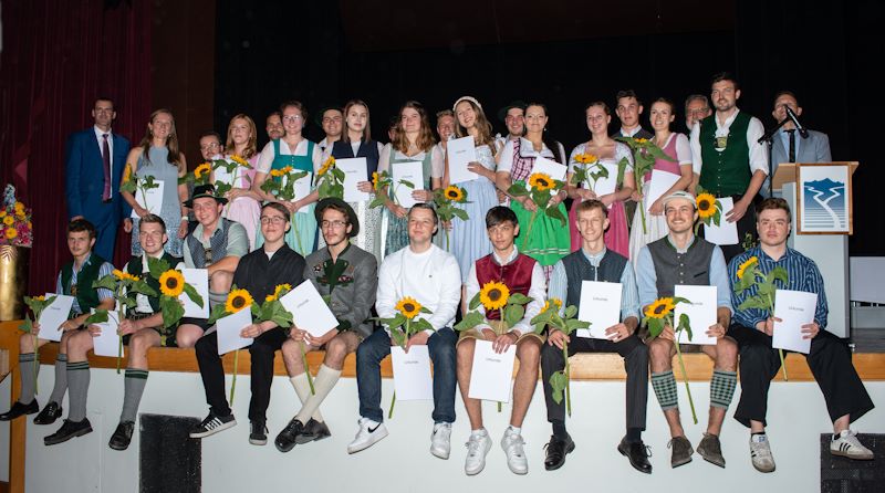 Schüler und Schülerinnen mit Anerkennungsurkunde auf der Bühne