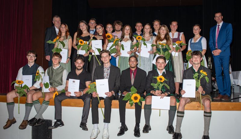 Schüler und Schülerinnen mit Anerkennungsurkunde auf der Bühne