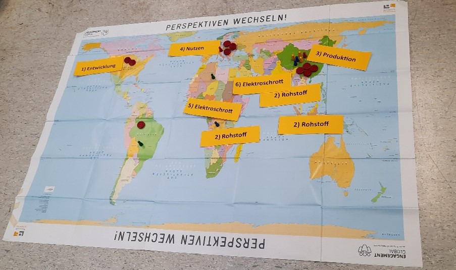 Weltkarte mit gelben Aufklebern