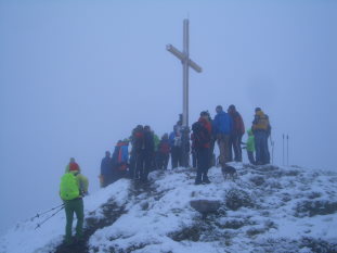 Gruppe am Gipfelkreuz im Nebel
