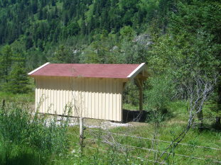 Viehunterstand aus Holz in der Natur