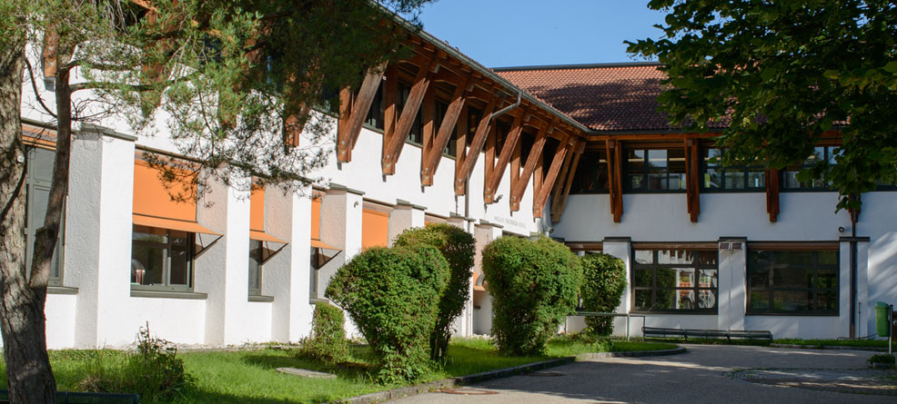 Blick auf den Eingang der Berufsschule in der Bairawieser Str. in Bad Tölz