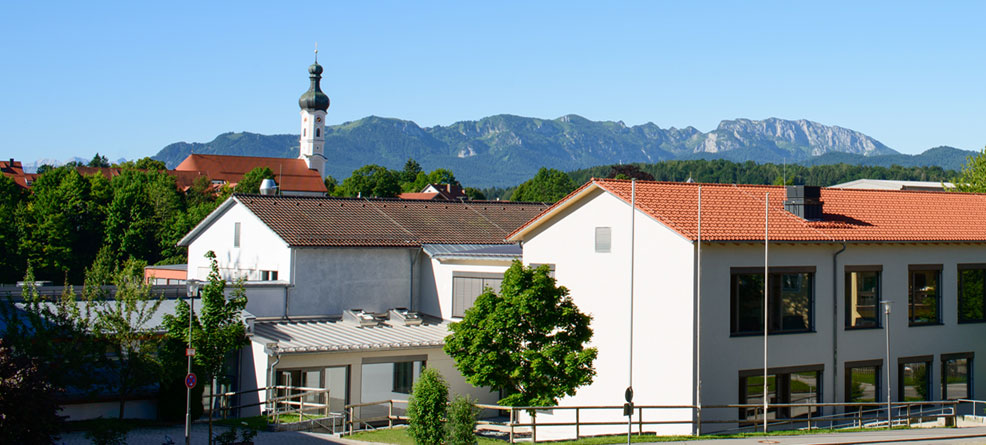 Blick auf die Berufsschule Bad Tölz in der Gudrunstraße